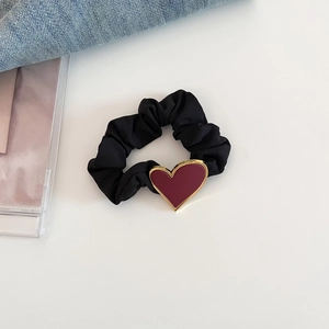Chouchou en tissu plissé noir avec pendentif en forme de cœur bordeaux bordé d'or