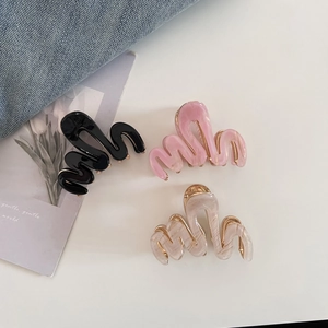 Lot de trois pinces à cheveux en acétate en forme de S en noir, rose et blanc marbré