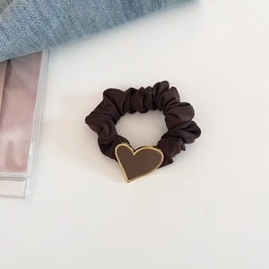 Chouchou élégant marron mat avec breloque cœur dorée pour coiffures queue de cheval