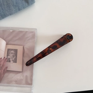 Dettaglio di una grande clip per capelli con motivo leopardato in tartaruga