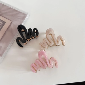 Lot de 3 pinces à cheveux en acétate ondulé, coloris noir, beige et rose marbré
