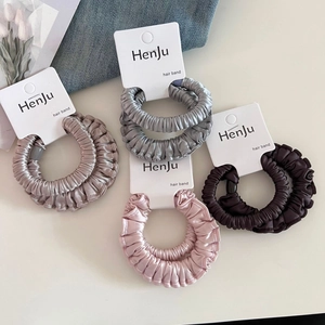 Lot de quatre chouchous en satin de qualité en coloris champagne, argent, rose et brun