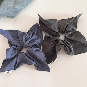 Chouchous en tissu bleu et gris avec points scintillants et étiquette de marque tissée