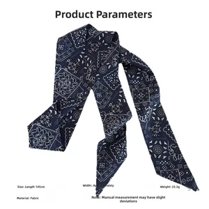 Dettaglio di un foulard di seta blu navy con motivi paisley e punte a punta