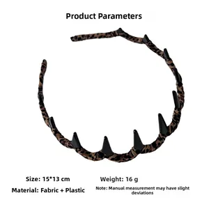 Dettaglio del cerchietto leopardato con design a onde e dentini antiscivolo