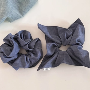 Détail de deux chouchous gris scintillants avec texture denim et paillettes argentées