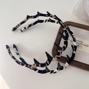 Nahaufnahme von Haarreifen mit Leoparden- und Zebramuster und 3D-Spike-Verzierung