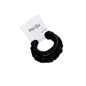 Lot de deux chouchous noirs en satin comprenant un modèle fin et un modèle large élastique