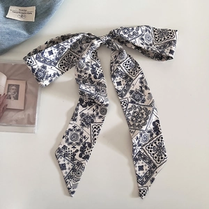 Fascia sottile in seta vintage blu scuro con motivo paisley per donna su bianco