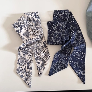 Dettagli di foulard in seta con motivo Paisley blu navy e bianco con estremità sbieche