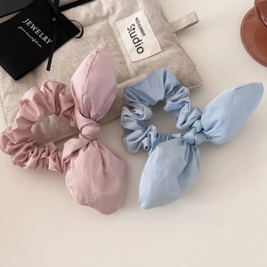 Détail des chouchous oreilles de lapin rose et bleu clair en tissu de coton doux