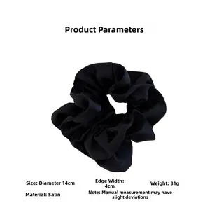 Dimensions détaillées d'un chouchou en satin noir de 14 cm de diamètre et 4 cm de large