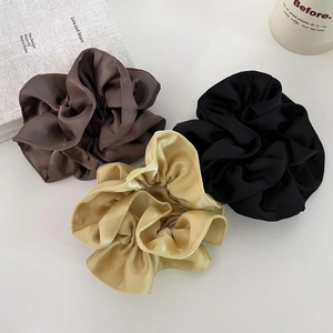 Trois chouchous en satin haut de gamme en café, noir et champagne à plis élégants