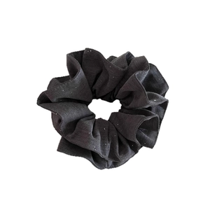 Chouchou gris foncé brillant texture denim pour queue de cheval basse et chignons chic
