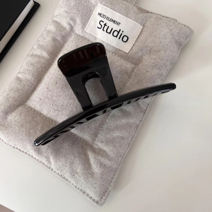 Pince à cheveux noire brillante minimaliste pour coiffure de style français