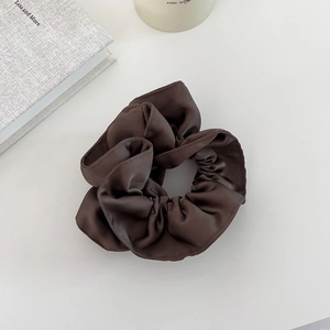 Chouchou géant en satin marron chocolat avec des plis élégants pour coiffures de luxe