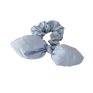 Chouchou bleu clair en tissu avec nœud oreilles de lapin pour queue de cheval