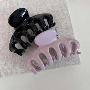 Grandes pinces à cheveux minimalistes noir brillant et lilas pour coiffure chic