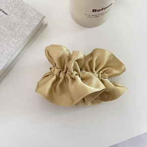 Chouchou satiné double couche doré champagne avec texture plissée douce de style français