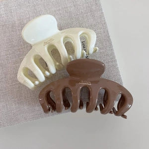 Détail des pinces à cheveux en résine crème et marron avec gravure Barrette La France