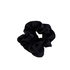 Chouchou en satin noir élégant avec plis en couches et texture soyeuse et brillante