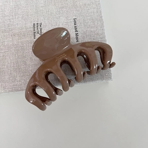 Grosse pince à cheveux marron cacao avec inscription Barrette La France détaillée