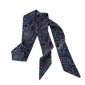 Sciarpa sottile in seta blu navy con motivo paisley per acconciature vintage