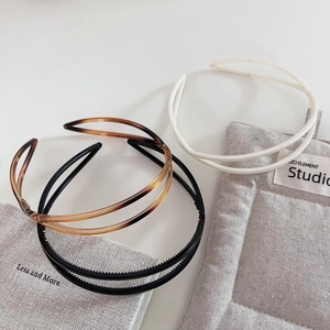 Drei minimalistische Haarreifen in Schildpatt, Schwarz und Beige mit doppelten Rutschzähnen