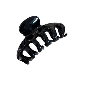 Pince à cheveux noire brillante avec inscription Barrette La France sur fond blanc