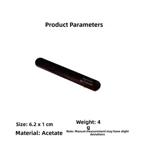 Détail de la barrette en acétate marron de 6,2x1cm avec lettrage doré élégant