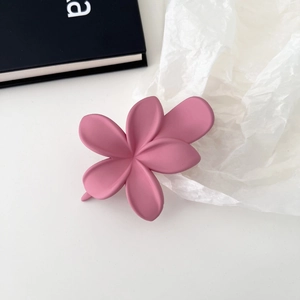 Detailansicht der rosa Blumen-Haarklammer mit mattem Finish und立体 Blumen-Design