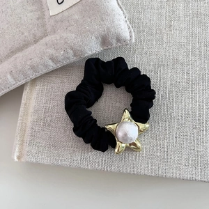 Chouchou plissé noir avec boucle en métal étoile dorée et perle pour cheveux