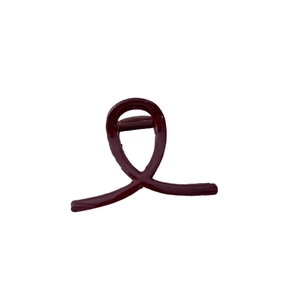 Elegante pinza per capelli bordeaux con design incrociato minimalista e finitura lucida