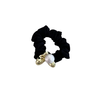 Chouchou élégant en satin noir avec métal doré irrégulier et perle blanche raffinée