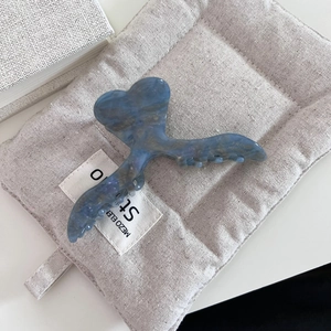 Pince à cheveux cœur en acétate marbré bleu pour une coiffure élégante à la française