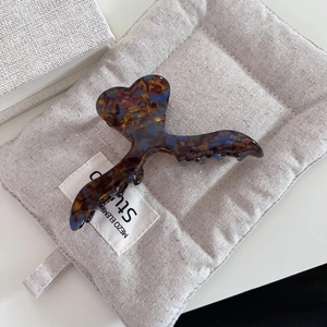 Pince à cheveux faite main en acétate avec motif écaille de tortue bleu et marron