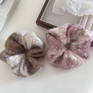 Chouchou en laine douce avec texture pelucheuse pour une coiffure d'automne élégante
