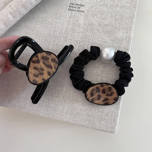 Pince à Cheveux Imprimé Léopard et Chouchou en Soie Glacée Avec Perle Artificielle pour Femme Accessoires Cheveux Noirs Vintage