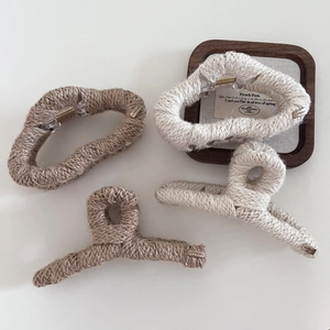 Retro-Haarklammern aus Strickwolle in Beige und Braun mit strukturierter Weboberfläche