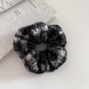 Chouchou en maille douce à carreaux noir et gris pour des coiffures d'automne élégantes