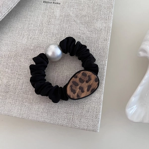 Chouchou noir élégant avec une grande perle argentée et une boucle motif léopard