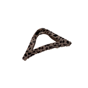 Retro leopard print hair claw clip in a hollow triangle design for elegant hair styling
