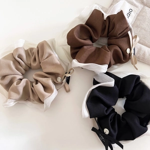 Elastici per capelli francesi con fiocchi in beige, marrone e nero e ciondoli in metallo