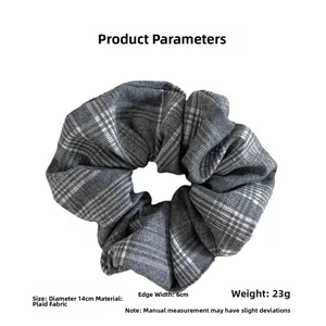 Gros plan du chouchou en tissu écossais gris avec texture à carreaux classique