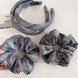 Serre-Tête Large en Tissu Écossais Gris Élégant avec Strass Chouchou Scrunchie Porte-Queue de Cheval Fait à la Main Femme