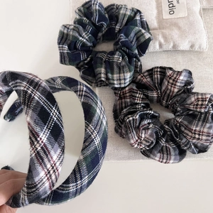 Retro plaid wool hairband and scrunchies set for women in vintage autumn style