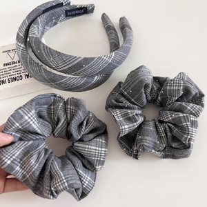 Ensemble détaillé de serre-têtes à carreaux gris et chouchous ornés de strass brillants