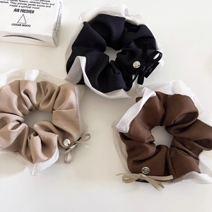 Tre elastici per capelli in organza con fiocco in nero, beige e marrone e ciondolo