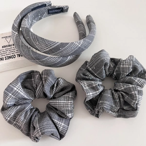 Set serre-tête et chouchou à carreaux gris avec strass pour une coiffure élégante