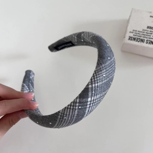 Serre-tête rembourré à carreaux gris élégant avec strass brillants et étiquette